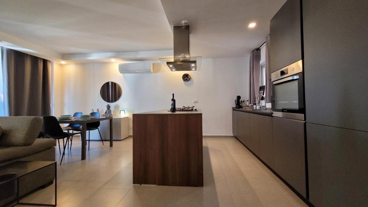 Appartamento Stylish - Modern - Large Terrace - 2 Bed - 200 M From Sea - Fully Air Con St. Paul's Bay Esterno foto