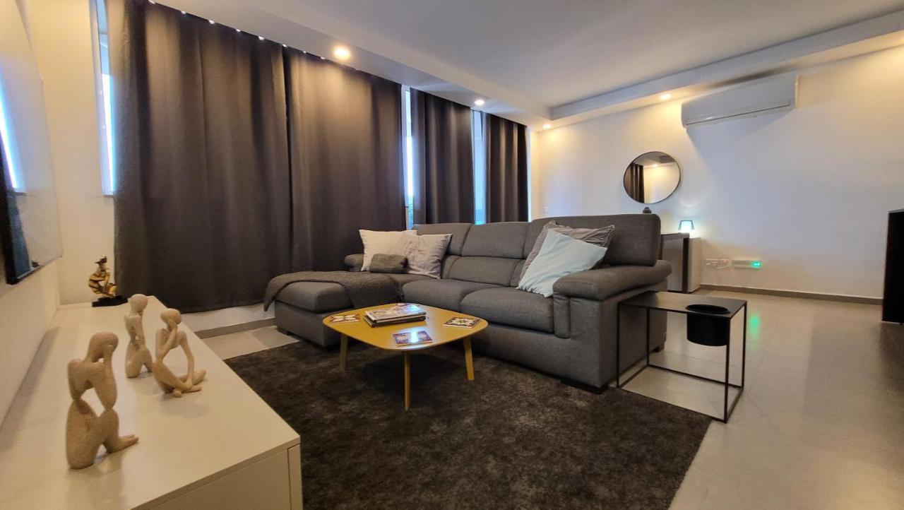 Appartamento Stylish - Modern - Large Terrace - 2 Bed - 200 M From Sea - Fully Air Con St. Paul's Bay Esterno foto